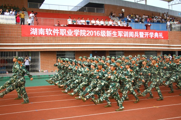 2軍訓隊伍分列式接受檢閱.jpg